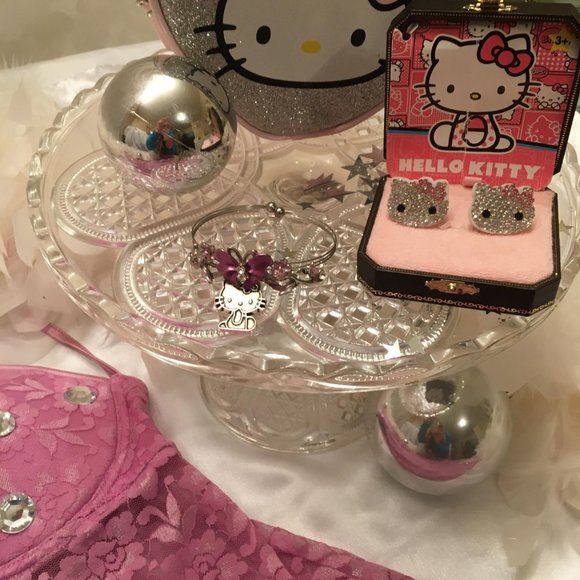 ADORABLE dream lingere and jewlery set with hello kitty details! - Picture 13 of 15